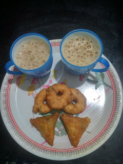 ஹைதராபாத் இரானி டீ (Hyderabad irani tea recipe in tamil) செய்முறை முக்கிய புகைப்படம்