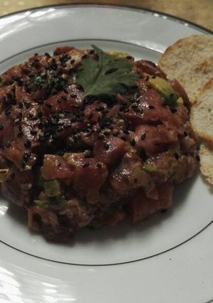 Una foto de Tartar de Atún rojo, mango y aguacate