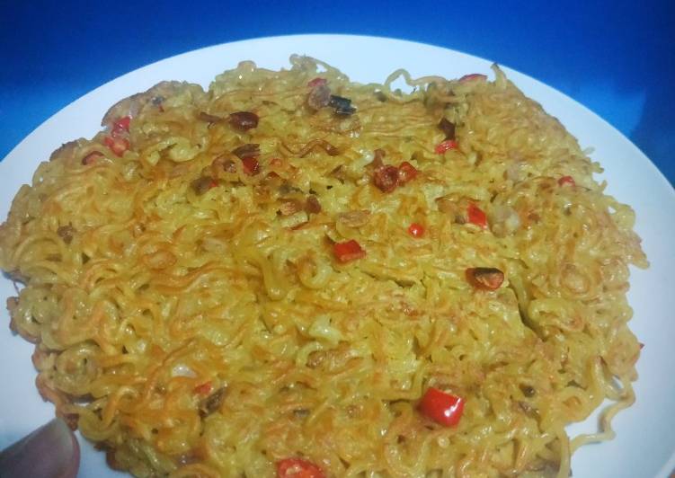 Bagaimana Menyiapkan Omlet Mie Sederhana, Enak Banget