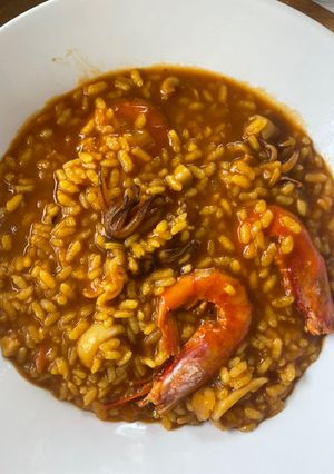Una foto de Arroz meloso con gamba roja y calamar