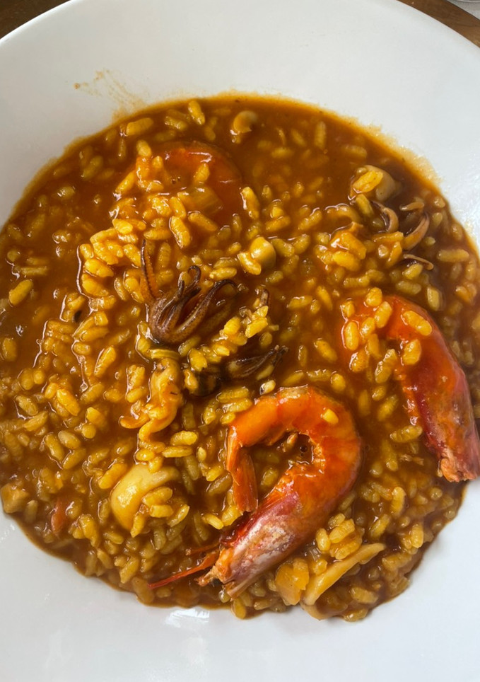 Una foto de Arroz meloso con gamba roja y calamar