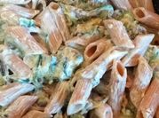 Una foto di pasta con zucchine panna