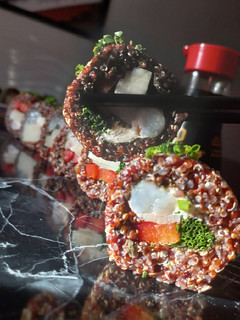 Una foto de Sushi de Quinoa rojo