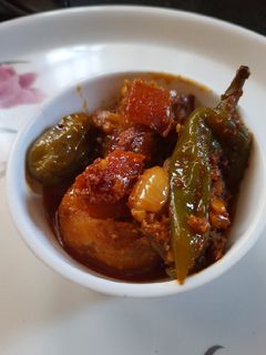 ભરેલા રીંગણ ડુંગળી બટાકા નું શાક (Bharela Ringan Dungli Bataka Shak Recipe In Gujarati) રેસીપી મુખ્ય ફોટો
