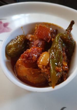 ભરેલા રીંગણ ડુંગળી બટાકા નું શાક (Bharela Ringan Dungli Bataka Shak Recipe In Gujarati) રેસીપી મુખ્ય ફોટો
