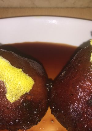 Una foto de Peras al vino y limón