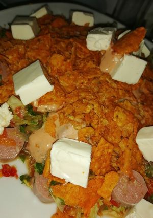 صورة لوصفة سلطه بالنقانق والجبنه الكيري والناتشوز (دوريتوس)🥗😋💖