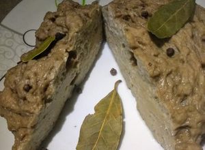 Una foto de Seitán con yuyitos de la huerta, listo para la parrilla