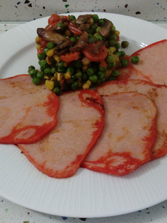 Una foto de Salteado de verduras con setas y lomo adobado
