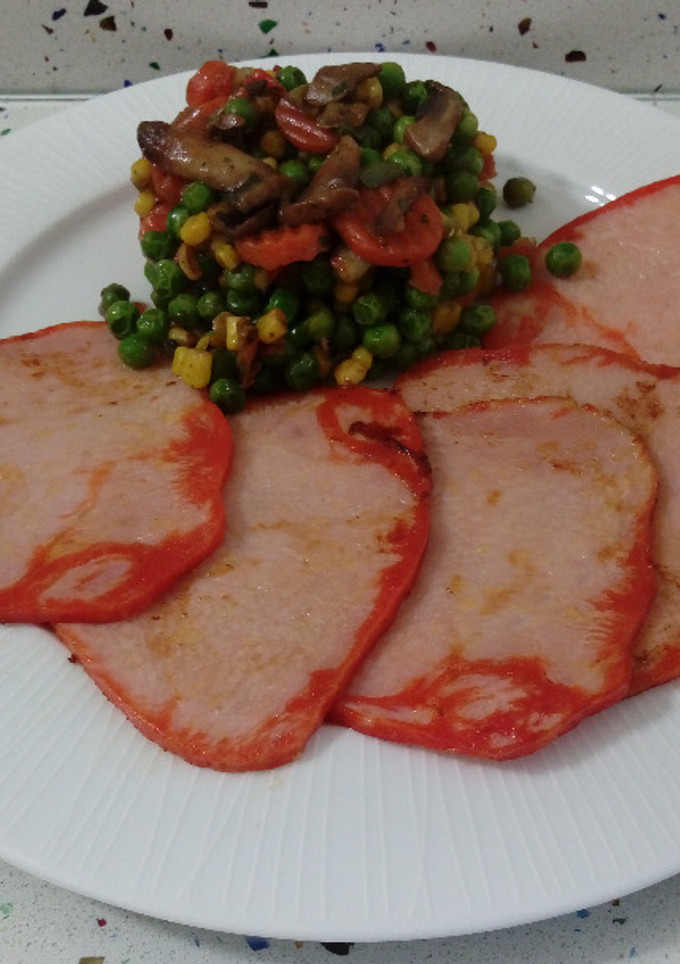 Una foto de Salteado de verduras con setas y lomo adobado