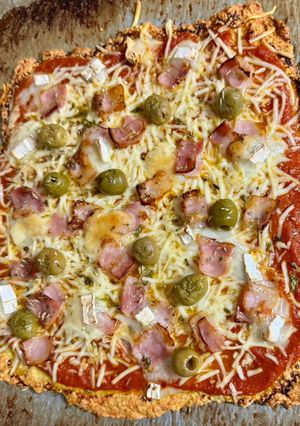 Una foto de Pizza carnívora