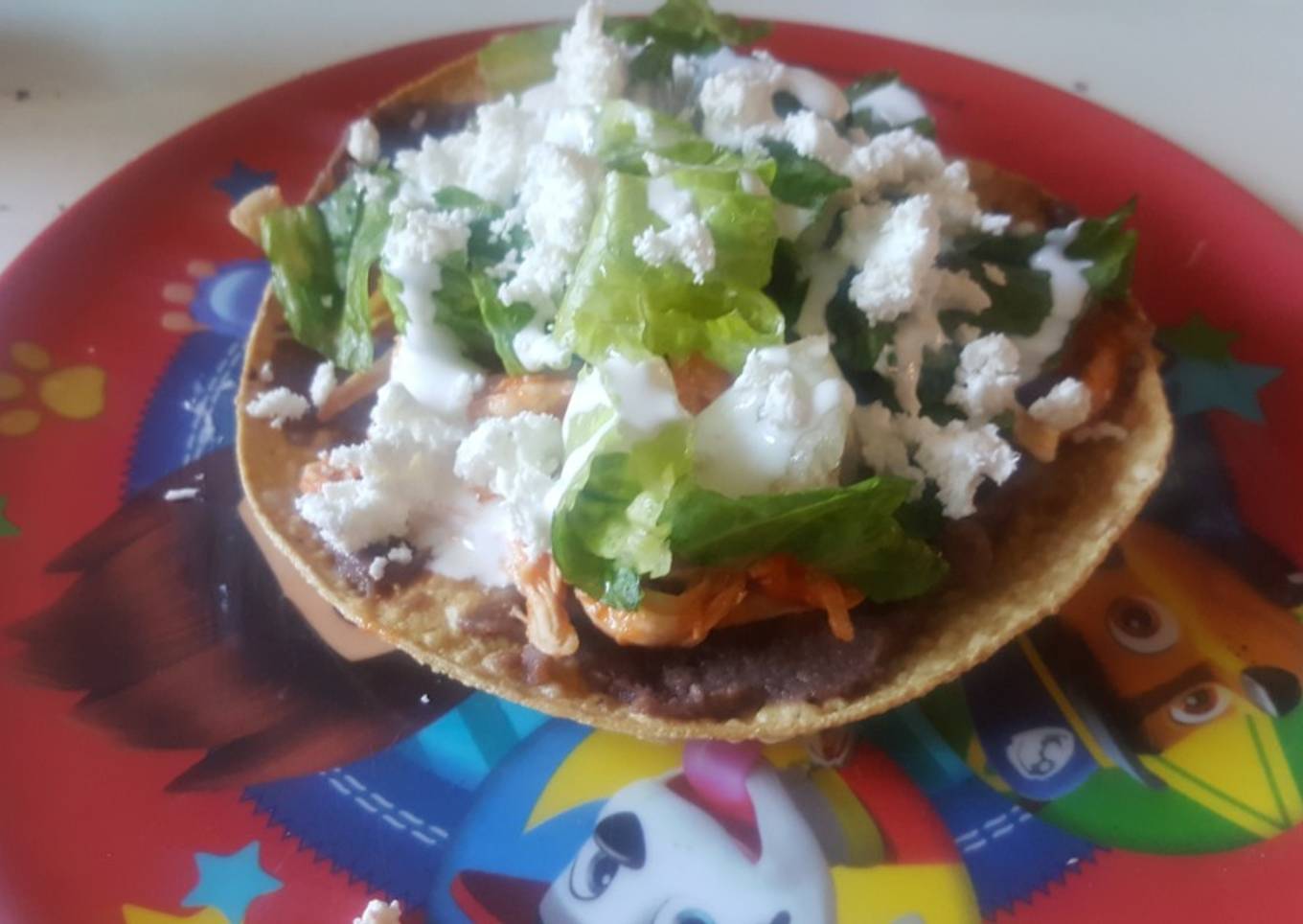 Tostada de tinga de pollo