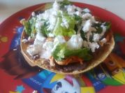 Una foto de frijoles con chile chipotle