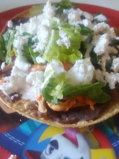 Una foto de Tostada de tinga de pollo