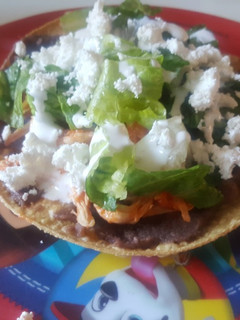 Una foto de Tostada de tinga de pollo