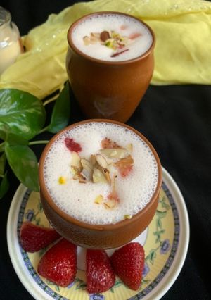 स्ट्रोबेरी लस्सी (strawberry Lassi recipe in hindi) रेसिपी मुख्य फोटो