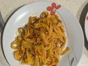 Una foto de pasta de tomates
