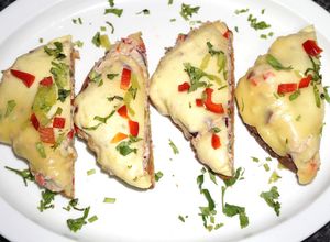 Una foto de Tostadas con ensalada de atún y queso gouda