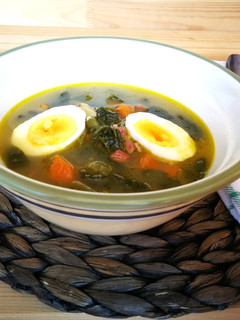 Una foto de Sopa de espinaca fresca con jamón curado y huevo