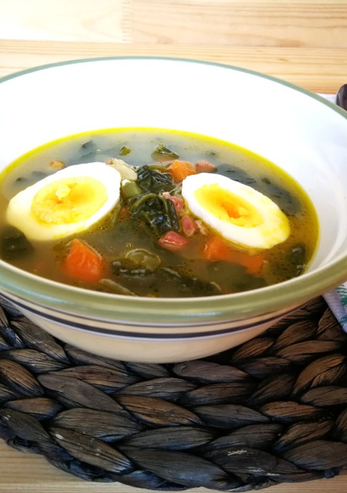 Una foto de Sopa de espinaca fresca con jamón curado y huevo