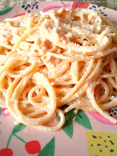 Una foto de Espaguetis a la carbonara con salmón ahumado