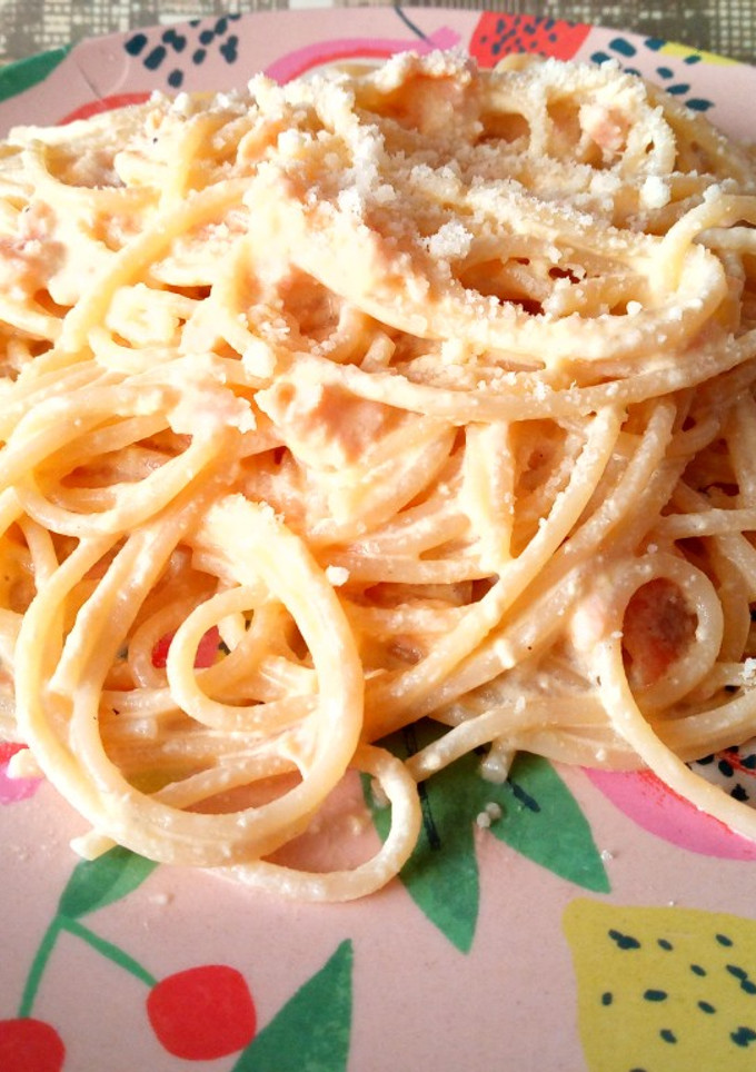 Una foto de Espaguetis a la carbonara con salmón ahumado