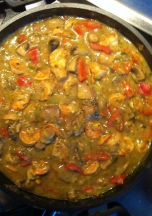 Une photo de Gambas aux poivrons rouges oignons champignons et curry
