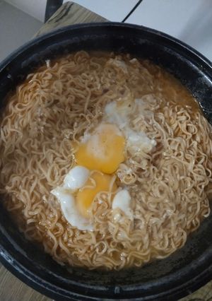 รูปของ บะหมี่กึ่งสำเร็จรูปรสหมูสับใส่ไข่สูตรเฉพาะ