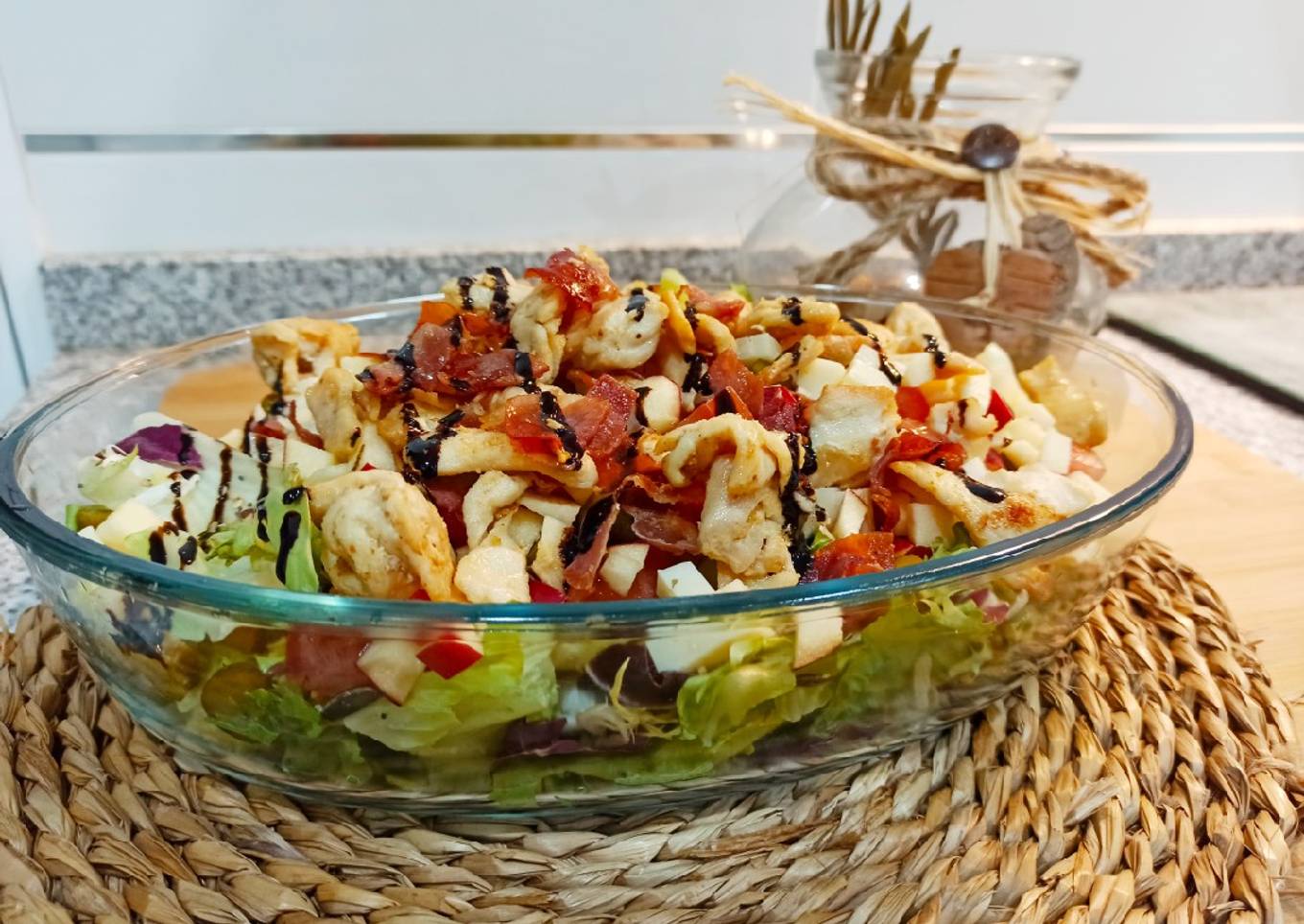 Ensalada completa con pechuga y jam贸n 馃 (en Panificadora Lidl)