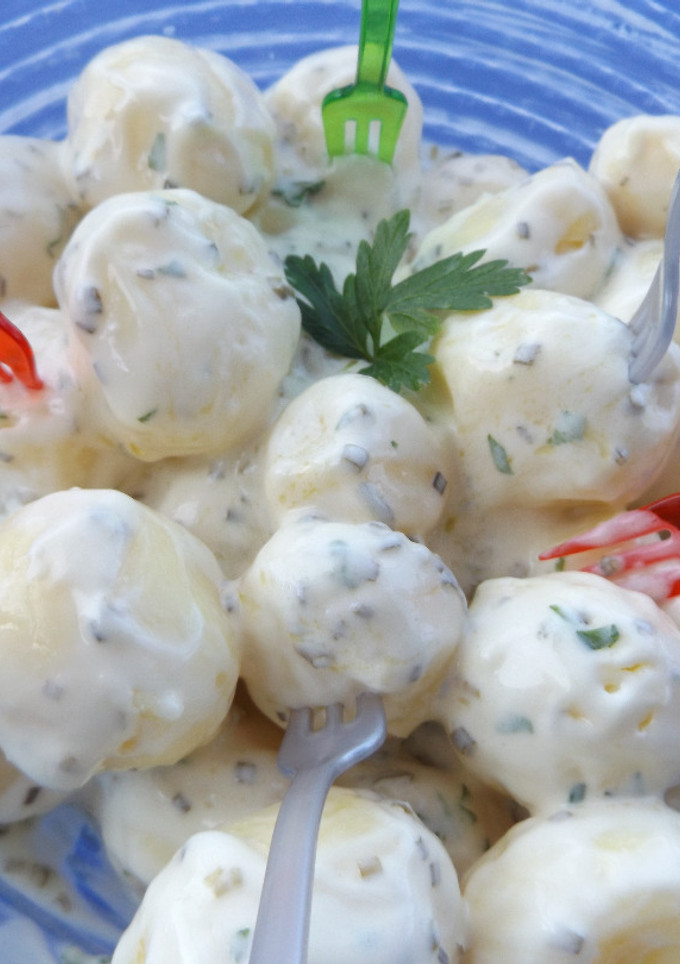 Una foto de Ensalada sencilla de patatas con crema