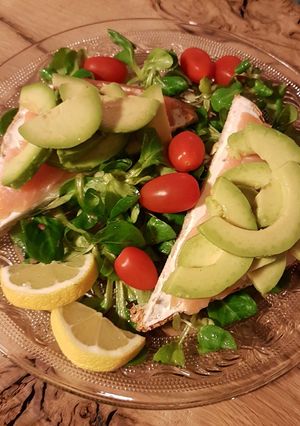 Une photo de Tartine saumon avocat