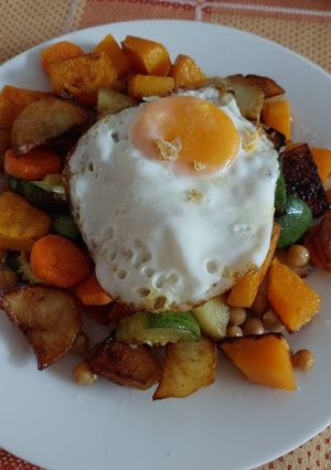 Una foto de Verduras al horno con garbanzos y huevo