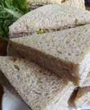 Sándwiches de atún, huevo duro y salsa rosa de lima