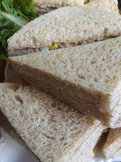 Una foto de Sándwiches de atún, huevo duro y salsa rosa de lima