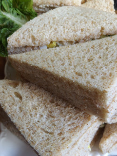 Una foto de Sándwiches de atún, huevo duro y salsa rosa de lima