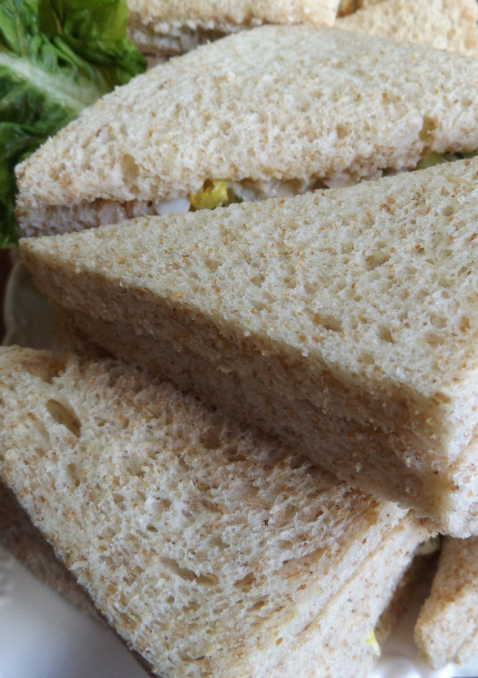 Una foto de Sándwiches de atún, huevo duro y salsa rosa de lima