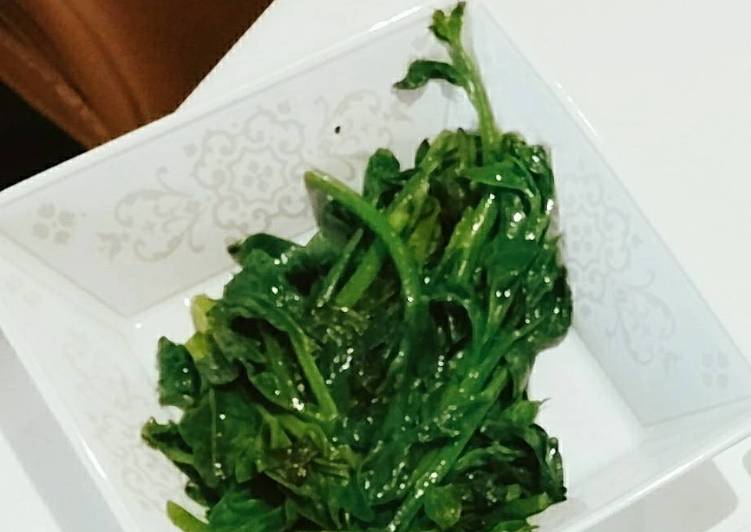 Tumis Bayam dengan Bawang Putih & Lemon