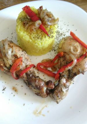 Una foto de Patas de pollo al horno con arroz amarillo para mi Reina 😍😍😍