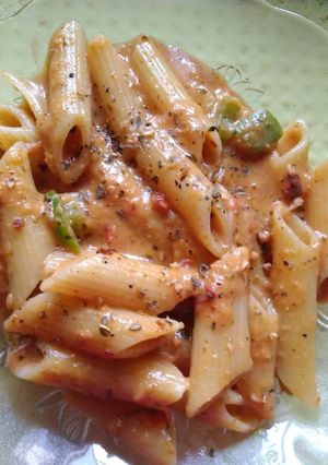 पास्ता विथ इंडो- इटालियन ग्रेव्ही (pasta with indo-italian gravy recipe in marathi) रेसिपी चे मुख्य फोटो 