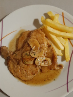 Una foto de Chuletas de cerdo con champiñones y cerveza