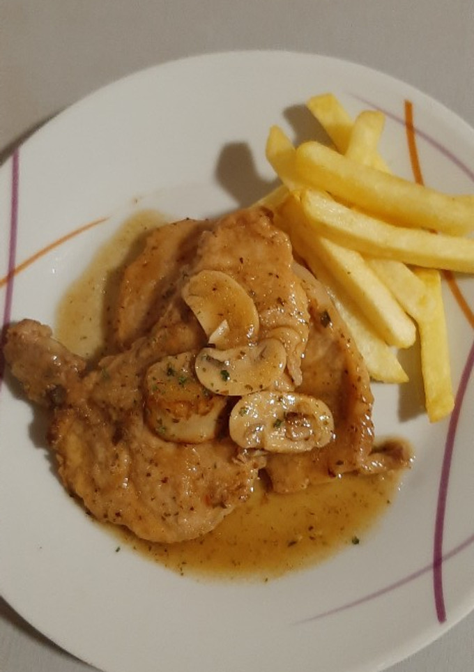 Una foto de Chuletas de cerdo con champiñones y cerveza