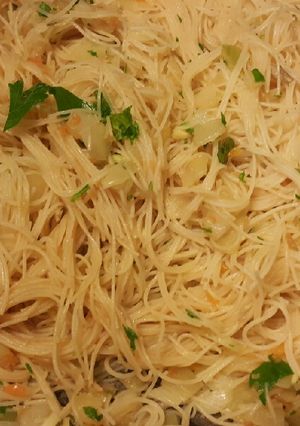 Una foto de Fideos de arroz con vegetales