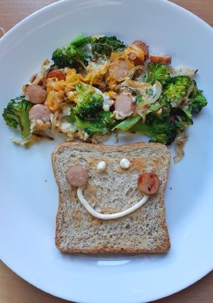 รูปของ Broccoli Sausage Omelette&Toast