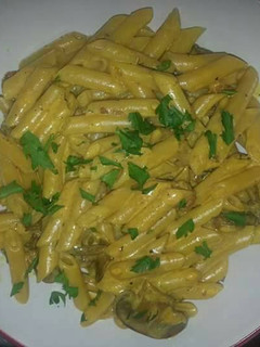 Una foto de Macarrones en salsa de cúrcuma con champiñones