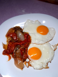 Una foto de Huevos a la plancha con escalivada