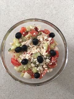Una foto de Shopska, ensalada de verduras y queso feta