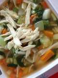 Caldo con verduras y tallarines