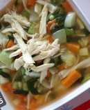 Caldo con verduras y tallarines