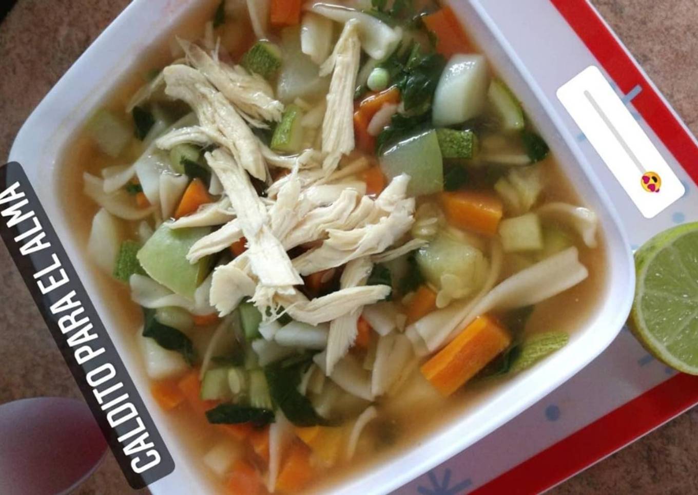 Caldo con verduras y tallarines