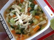 Una foto de sopa de tallarines